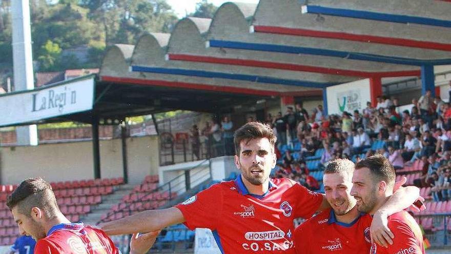 Los jugadores de la UD Ourense celebran el gol de Marquitos, el 2-0. // Iñaki Osorio