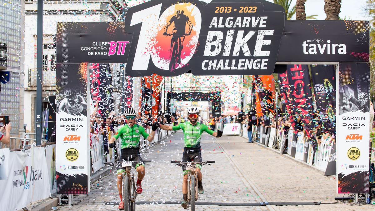 Manu Cordero y Miguel García cruzan la meta de la Algarve Bike Challenge.