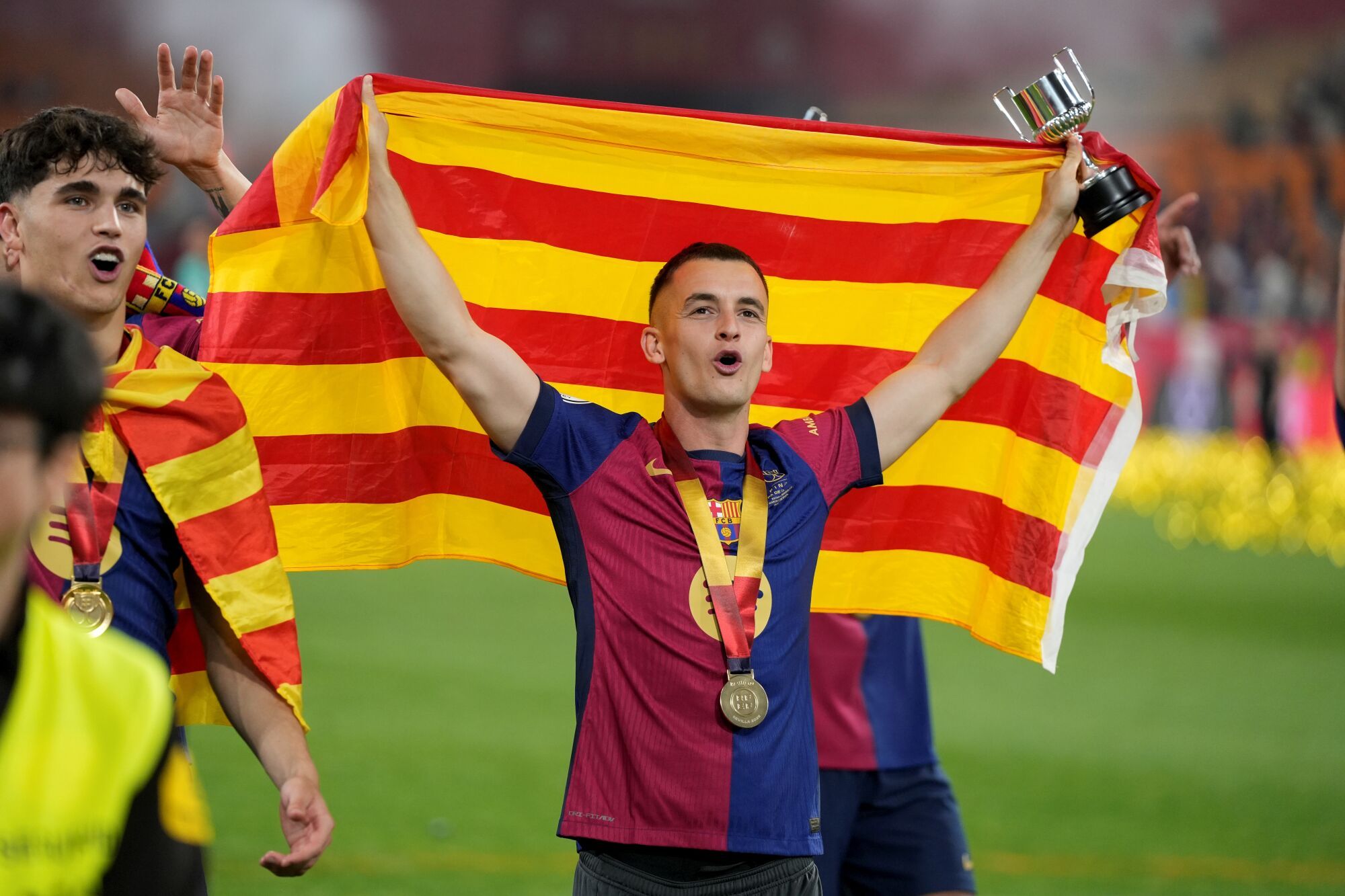 Players of FC Barcelona celebrate the victory during the Spanish Cup, Copa del Rey, Final football match played between FC Barcelona and Real Madrid at La Cartuja Stadium on April 26, 2025 in Sevilla, Spain. AFP7 27/04/2025 ONLY FOR USE IN SPAIN. Joaquin Corchero / AFP7 / Europa Press;2025;SOCCER;SPORT;ZSOCCER;ZSPORT;FC Barcelona Vs Real Madrid - Final Copa Del Rey;