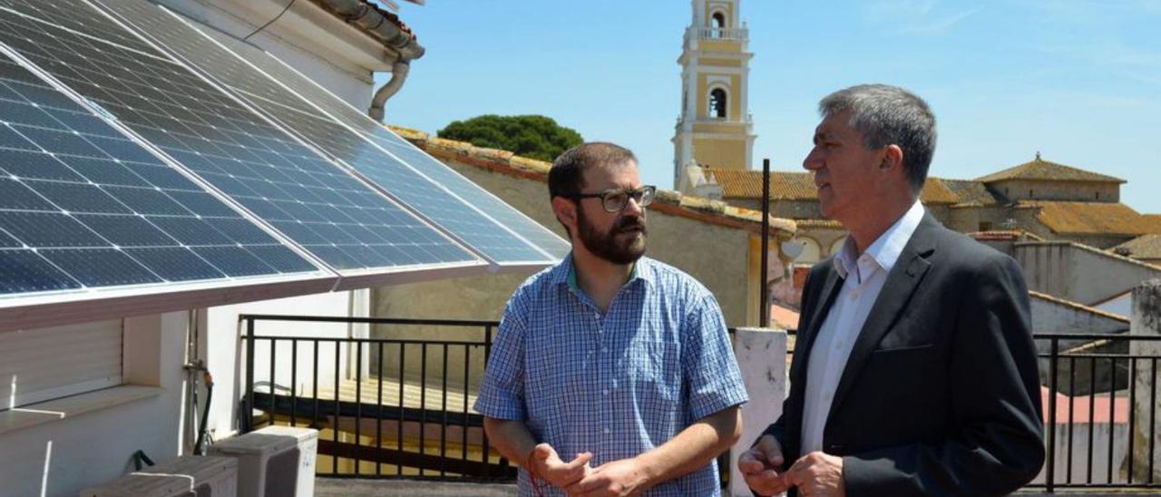 El alcalde y el conseller Climent, junto a unas placas solares.       | LEVANTE-EMV