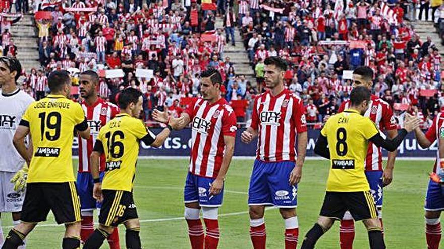 Els jugadors gironins i del Saragossa se saluden abans del partit que va dur el Girona a Primera.