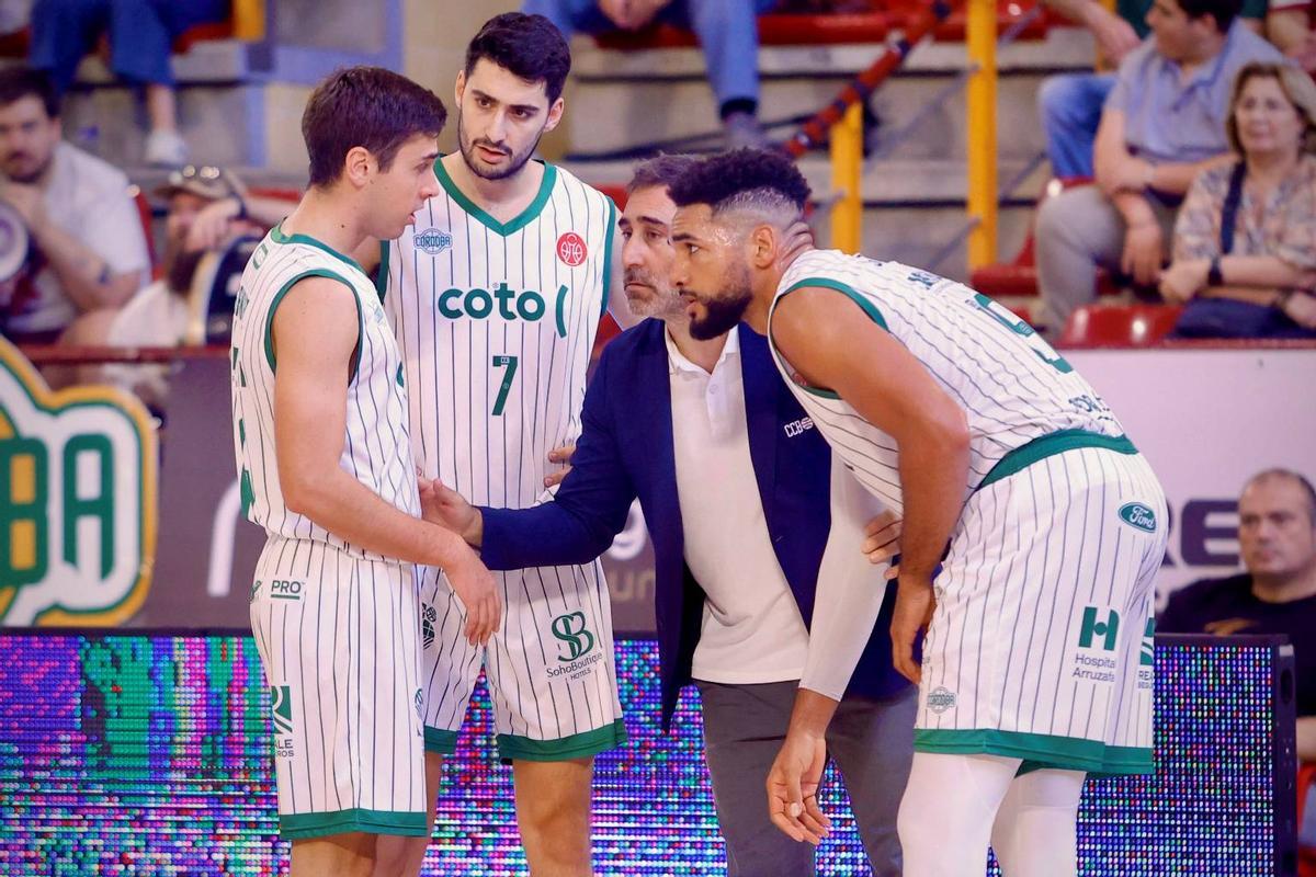 El técnico del Coto Córdoba, Gonzalo Rodríguez, dialoga con Pablo Sánchez Alejandro Rodríguez y Kevin Schutte en un duelo de esta temporada.