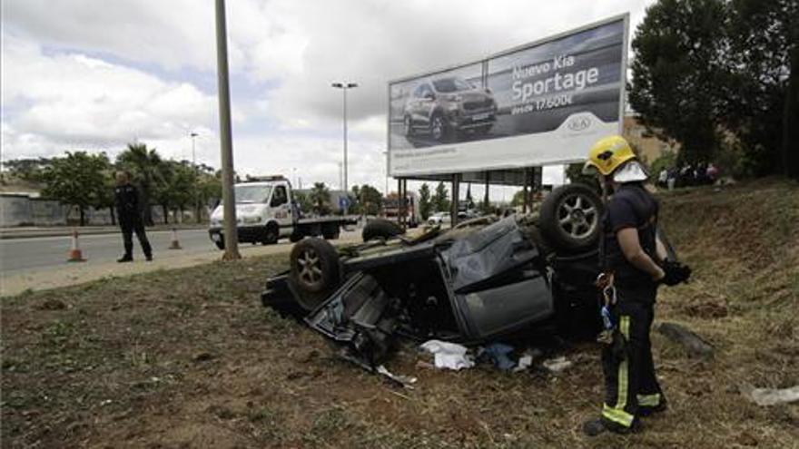 Un conductor se da a la fuga en un control de alcoholemia y causa un accidente con 7 heridos en Cáceres