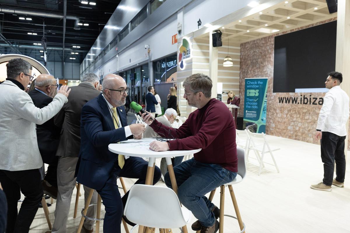 El alcalde atiende a medios de comunicación en Fitur, donde también se ha reunido con agentes especializados.
