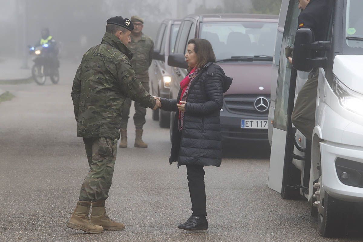 La visita de Margarita Robles a la Brigada X, en imágenes