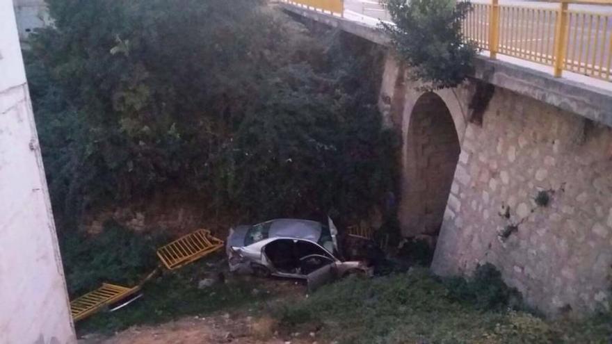 Herido tras despeñarse con su coche por un puente de 15 metros en Enguera