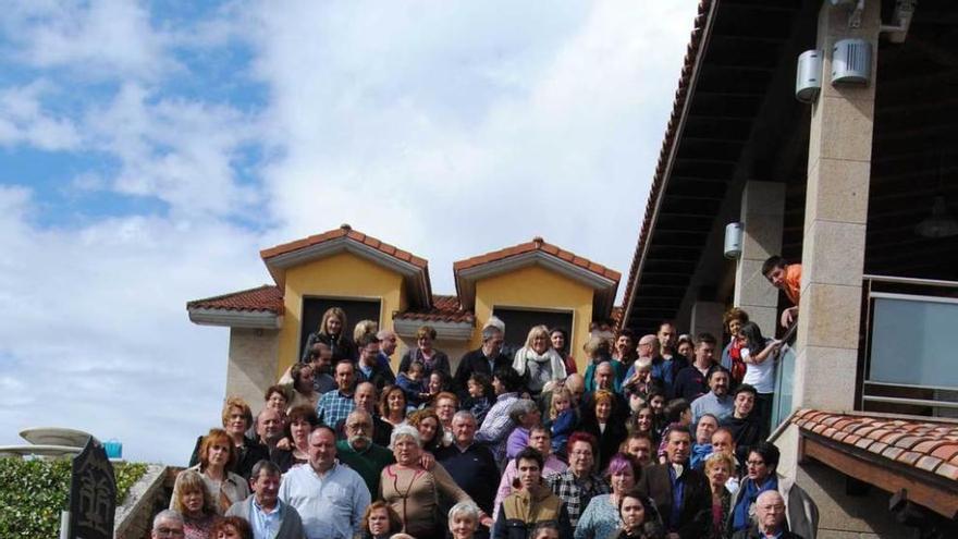 Los vecinos de San Cucao reunidos ayer en el restaurante Peña Mea.