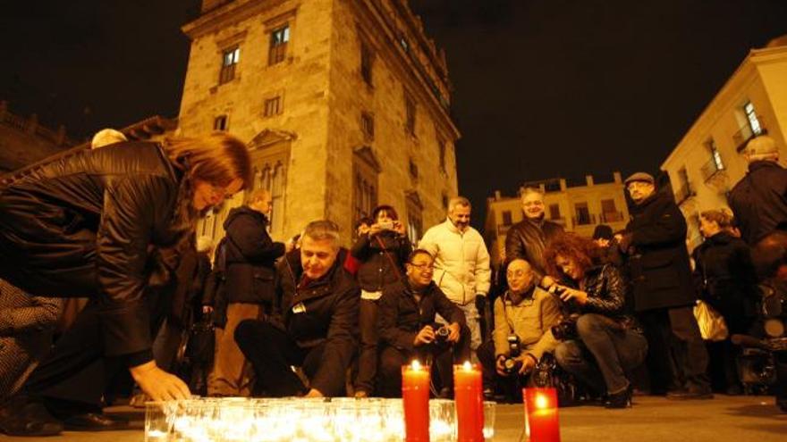 El ex director del (MuVIM), Román de la Calle, instó ayer a la sociedad civil a «despertar», porque «está dormida», y advirtió que si no lo hace «mereceremos lo que pase». De la Calle se dirigió así al medio millar de personas que se concentraron ante la Diputación de Valencia —la titular del museo— para protestar por la «censura» de la exposición y gritaron «Rus dimisión».