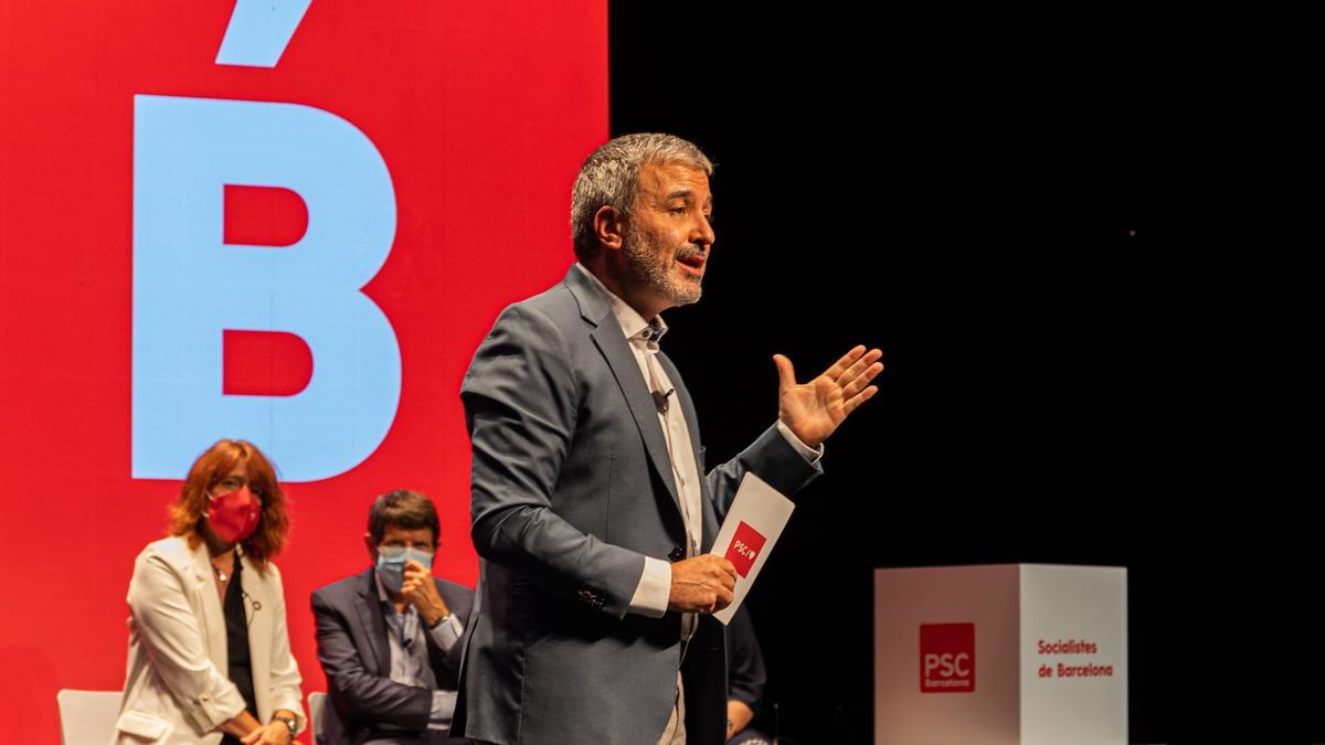 Collboni, en el acto en el que hizo balance de la primera mitad del mandato, en junio, ante los concejales del grupo del PSC Laia Bonet y Albert Batlle.