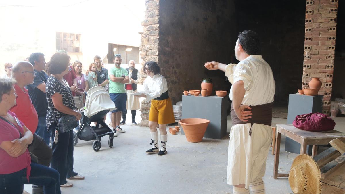 Familias copan las visitas teatralizadas para recorrer la emblemática manufactura de l'Alcora.