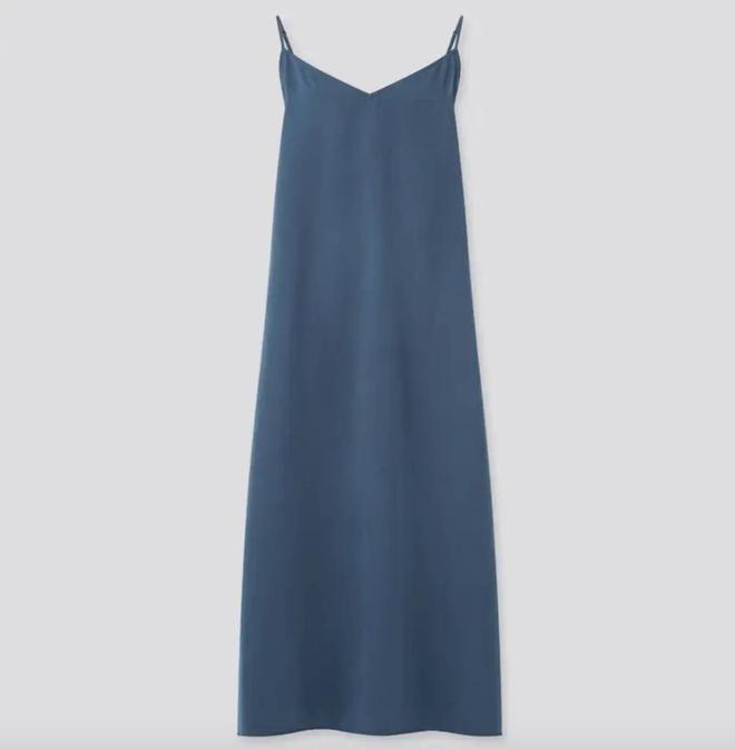 Vestido de tirantes en azul marino, de Uniqlo