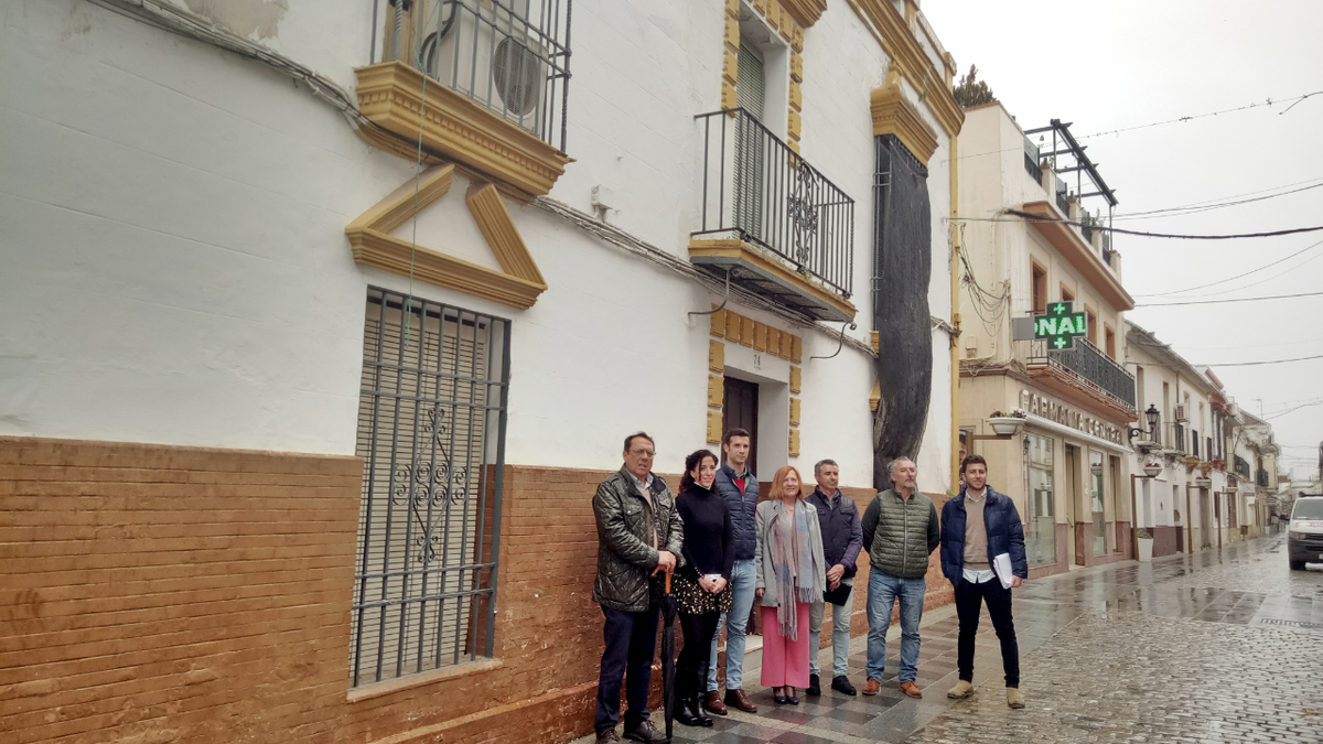 La alcaldesa, con técnicos y arquitectos ante la fachada de la casa solariega.