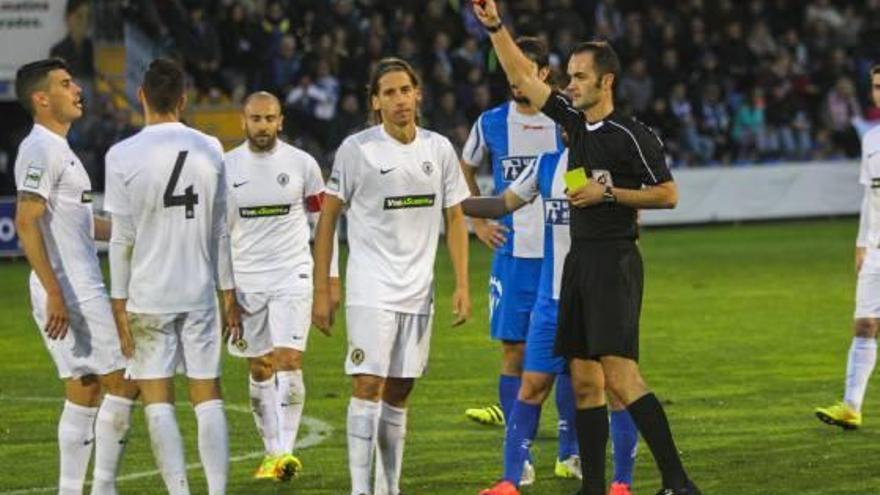 Expulsión del herculano Pedro Inglés (de espaldas con el 4) en el Alcoyano-Hércules del curso pasado.