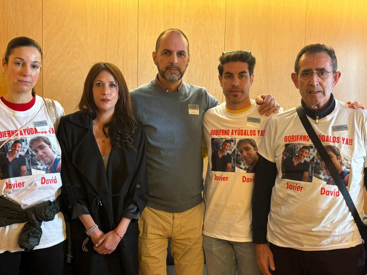 Familiares de Javier Marañón con la diputada por Córdoba de Podemos, Martina Velarde.