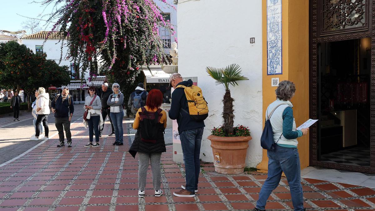 Archivo - Turistas en Marbella (Málaga).