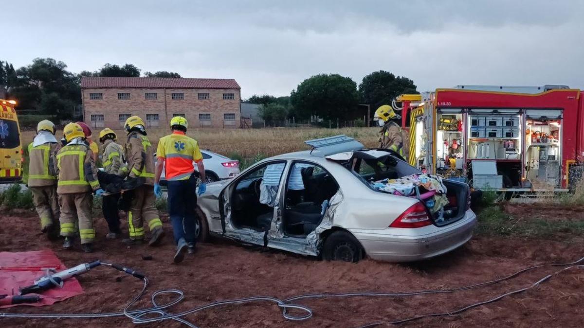 Bombers excarceren un dels conductors implicats en l'accident a Sant Fruitós de Bages