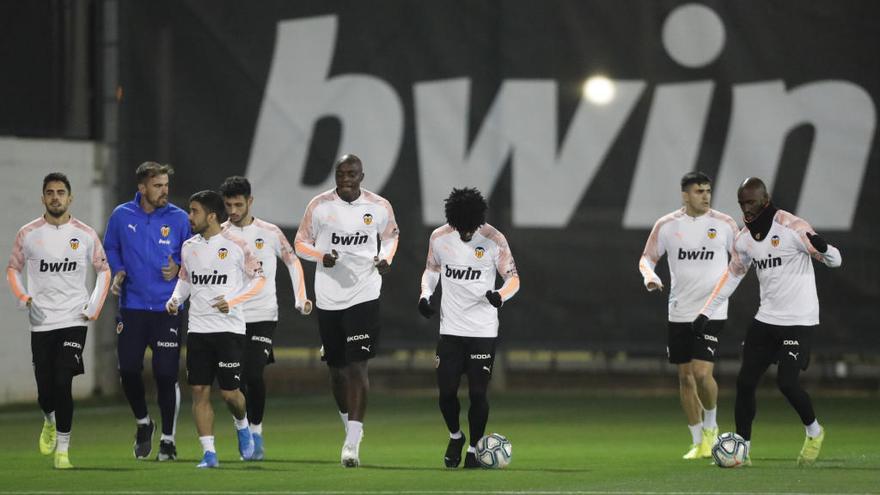 A pesar del viaje de regreso y de que no hay Liga este fin de semana, el Valencia entrenó en la ciudad deportiva de Paterna nada más volver de Arabia Saudí.