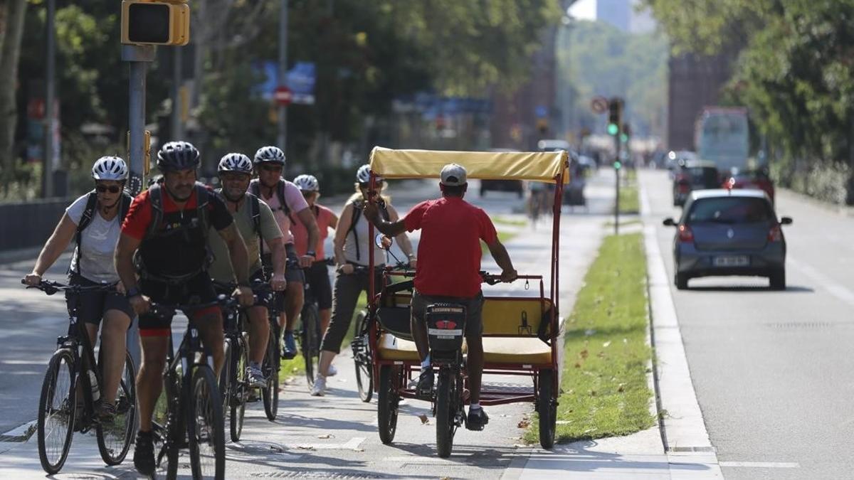 Ciclistas por el carril bici de paseo de Sant Joan