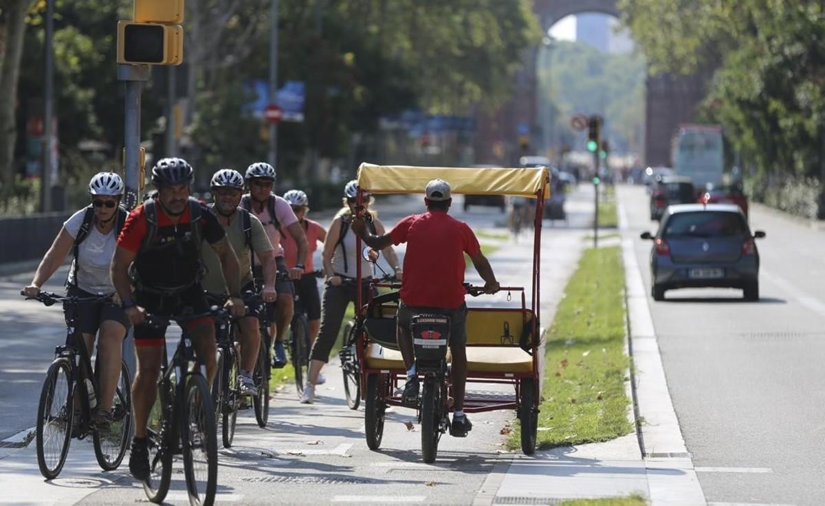 Ciclistas por el carril bici de paseo de Sant Joan.