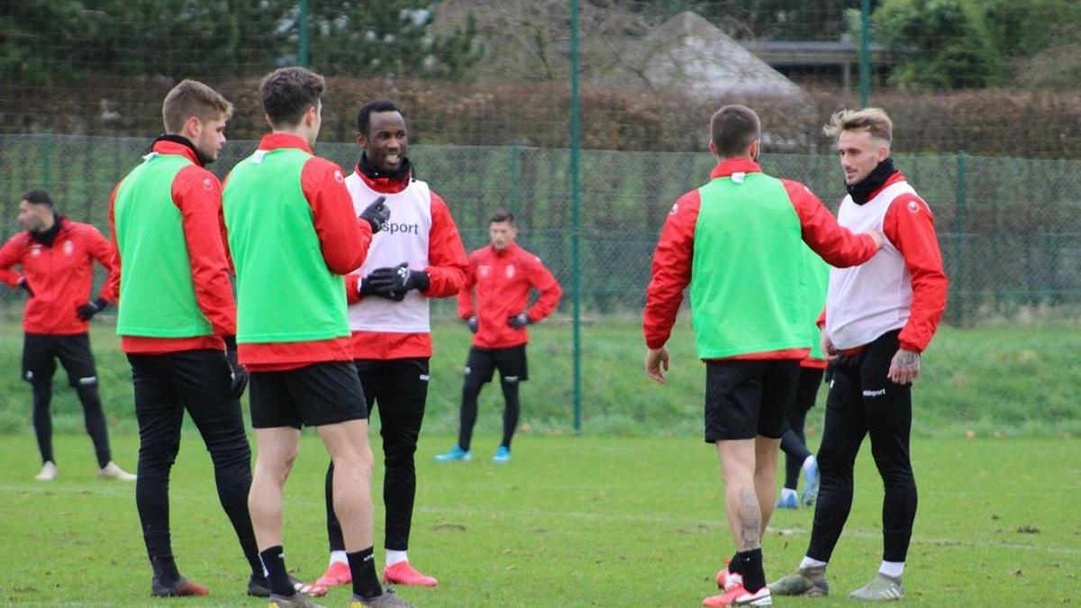 Fabrice Olinga i Aleix Garcia, amb pitrall blanc, durant un entrenament amb el Mouscron el 2019