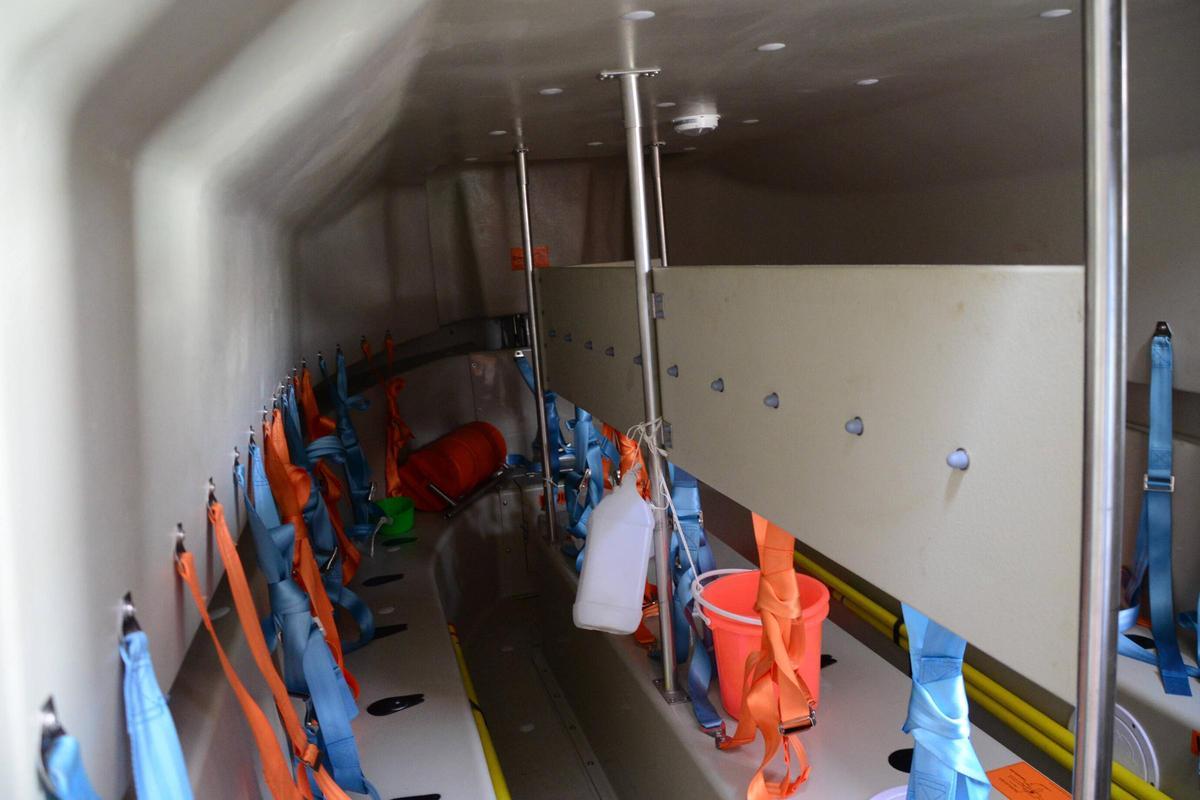 Espacio interior del bote salvavidas.