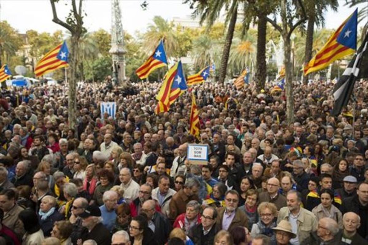 Manifestants esperen la sortida de Mas del TSJC, ahir.