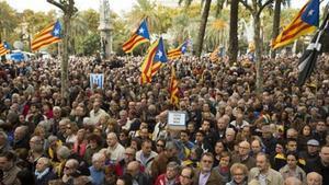 Manifestants esperen la sortida de Mas del TSJC, ahir.