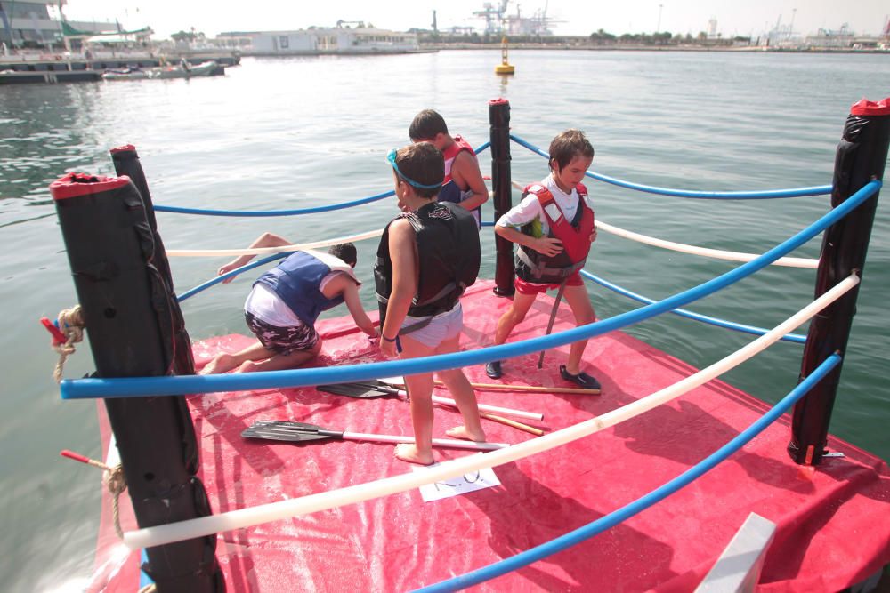 Regata de barcos locos en La Marina de València