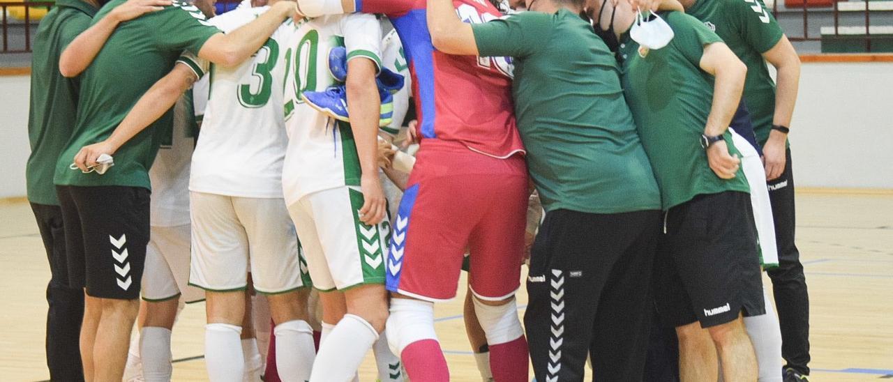 Los jugadores del Elche de fútbol sala se animan antes de un partido