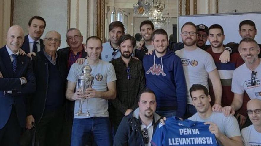 Una imagen del acto con la Copa de la República en la Casa València de Barcelona
