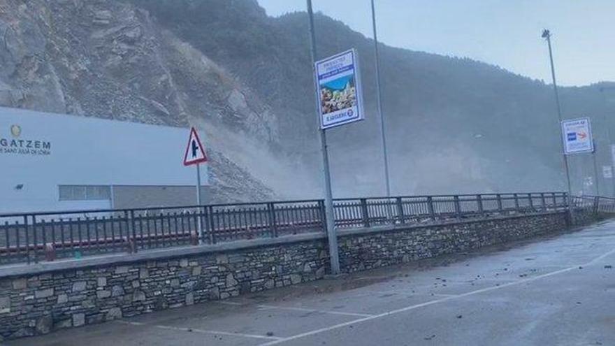 Un desprendimiento obliga a cortar la carretera de acceso a Andorra desde España