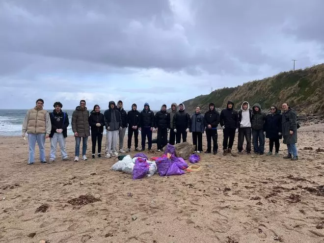 Limpieza ambiental de la cala de Bens por alumnado del Liceo de A Coruña