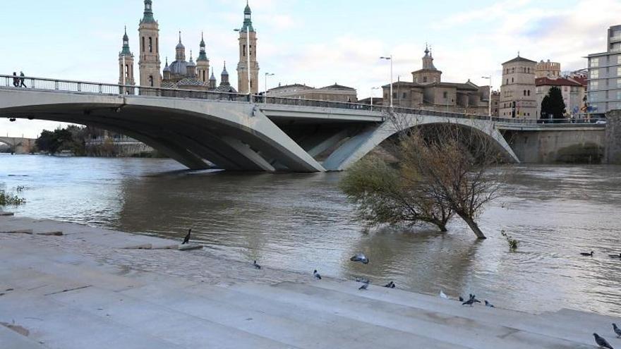 La CHE alerta de una crecida &quot;relativamente importante&quot; del Ebro a su paso por Zaragoza