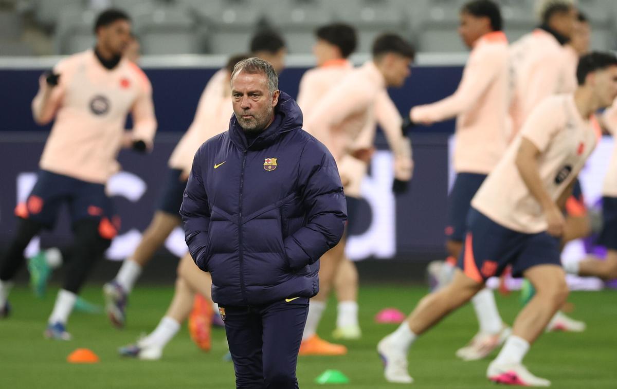 Hansi Flick, en el entrenamiento del Barcelona de este lunes en Newcastle.