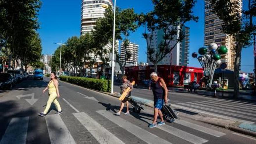 Unos peatones cruzan la avenida del Mediterráneo, que va a ser remodelada.