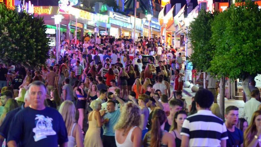 Un grupo de jóvenes en la calle Punta Ballena de Magaluf.