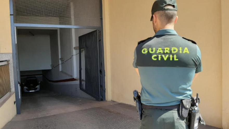 Un agente de la Guardia Civil en una actuación anterior.