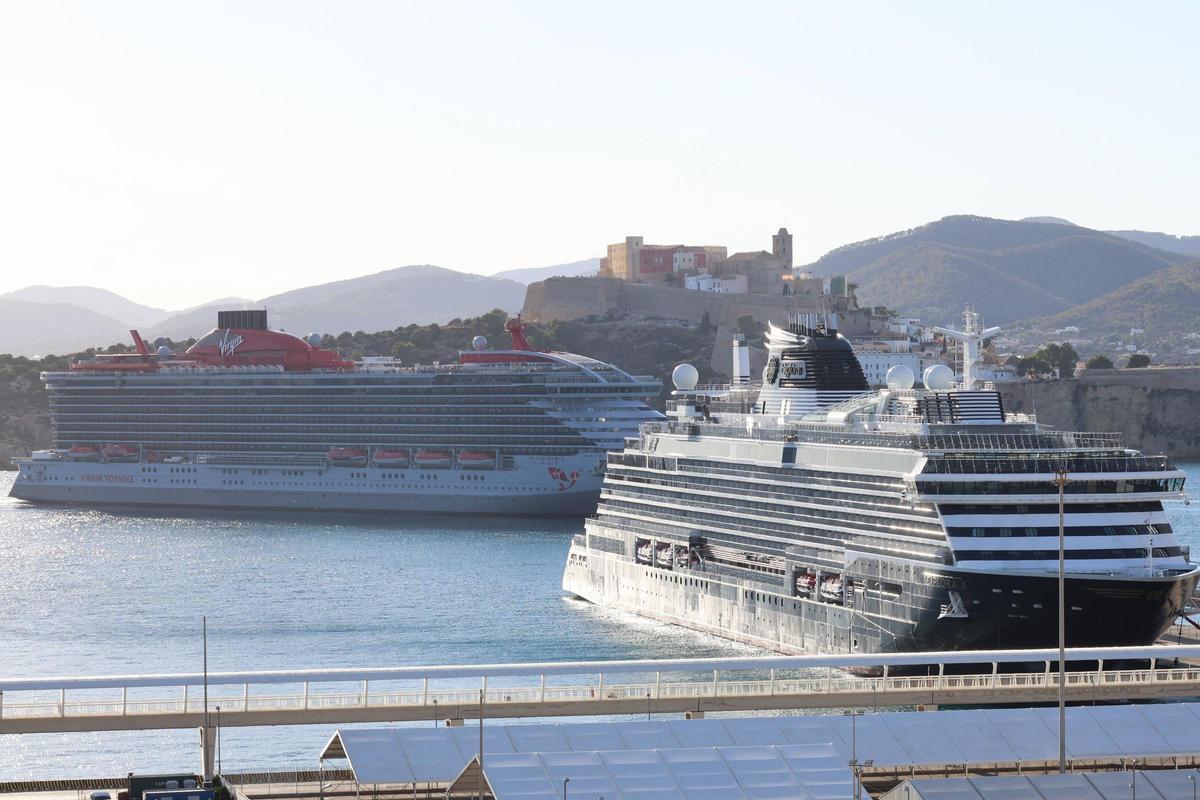 Dos cruceros en el puerto de es Botafoc a finales del pasado mes de octubre.