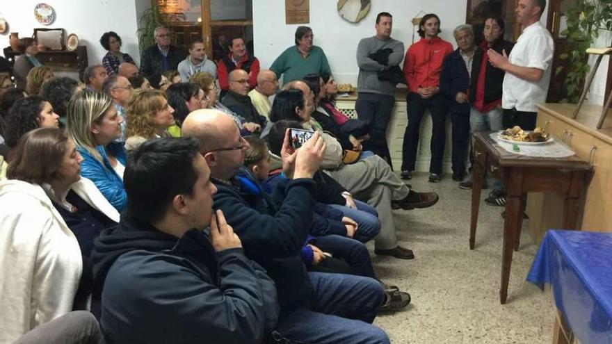 Rafa Raigoso, a la derecha, durante su charla, en Infiesto.