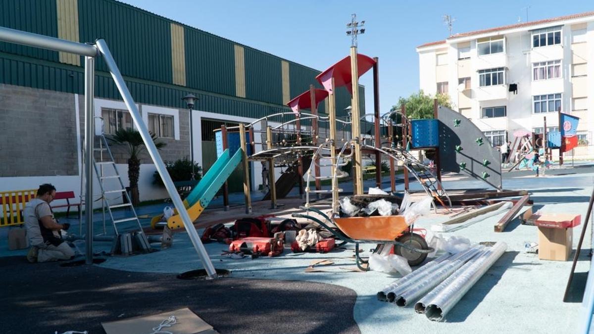 Imagen de las obras de reparación del parque infantil de la avenida Ciudad de Pescia.