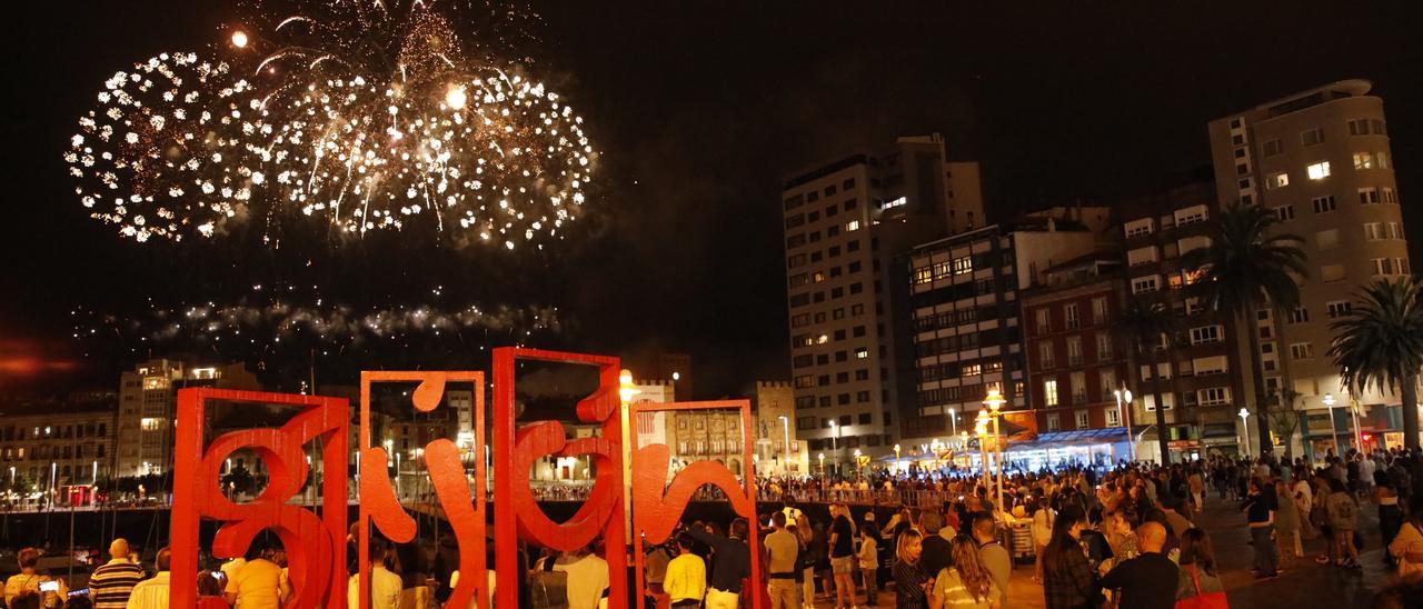 Noche de los fuegos del pasado año en Gijón.