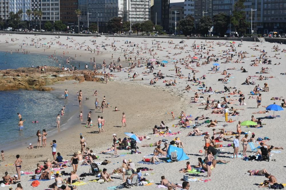 Los termómetros en A Coruña registran temperaturas altas (hasta 27 grados) y las playas de la ciudad se llenan de bañistas.