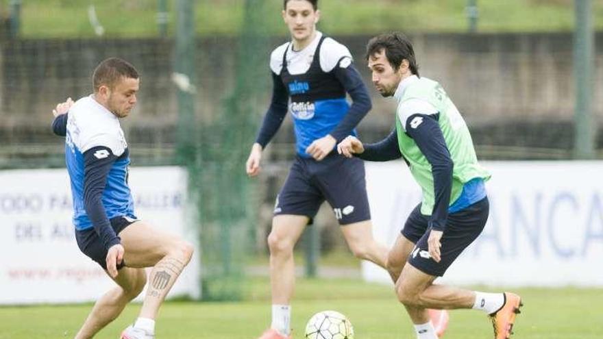 Luis Alberto, junto a Jonathan y Arribas ayer en Abegondo.