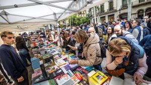 Ambiente en un estand de libros de Barcelona en Sant Jordi 2024