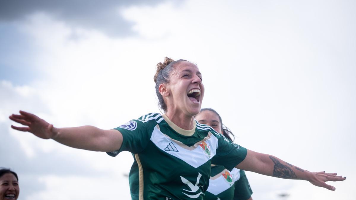Cora Jiménez celebra el 0-2 clave en casa del Atlético B, conseguido por la defensa canaria.