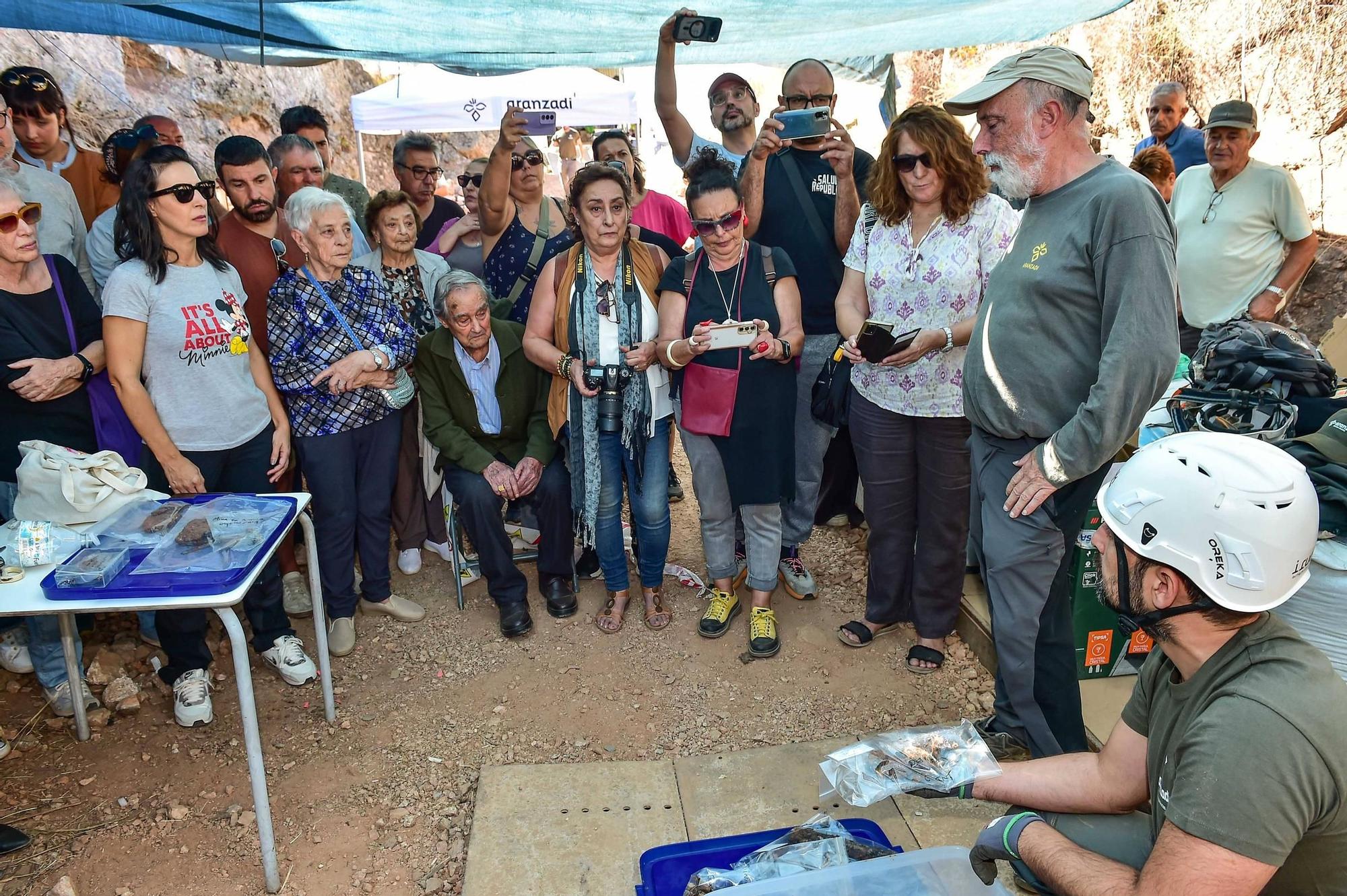 Fotogalería | Las familias de los represaliados de la mina La Paloma presencian las primeras exhumaciones
