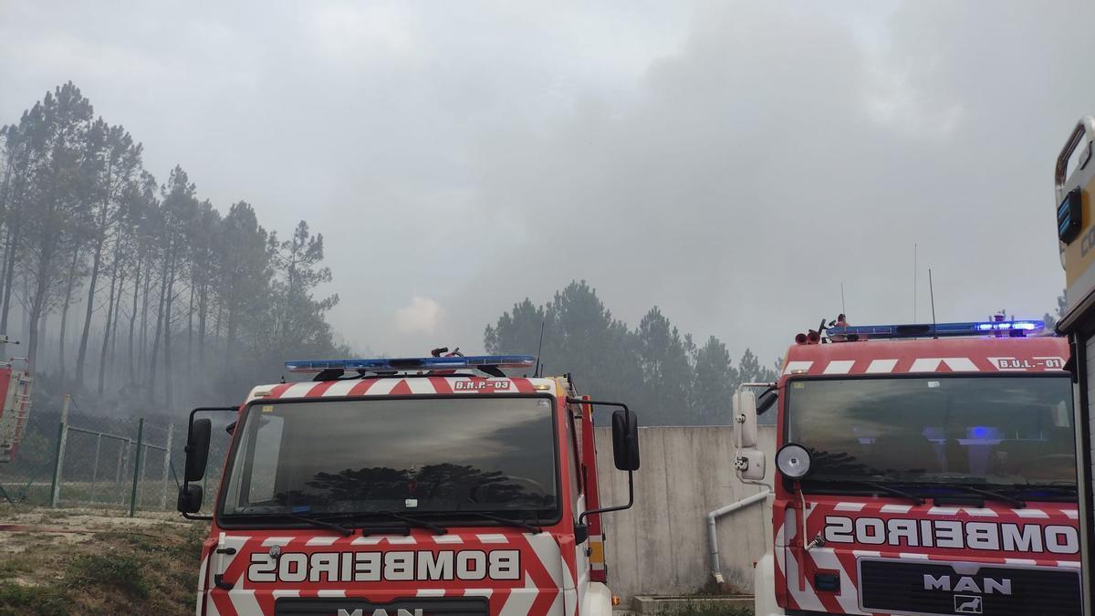 Nueve helicópteros, cuatro aviones y trece brigadas combaten un incendio forestal en Lousame