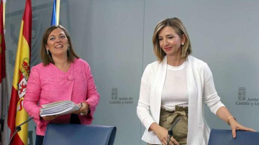 La consejera portavoz, Milagros Marcos, izquierda) y la de Familia, Alicia García, comparecen en rueda de prensa.