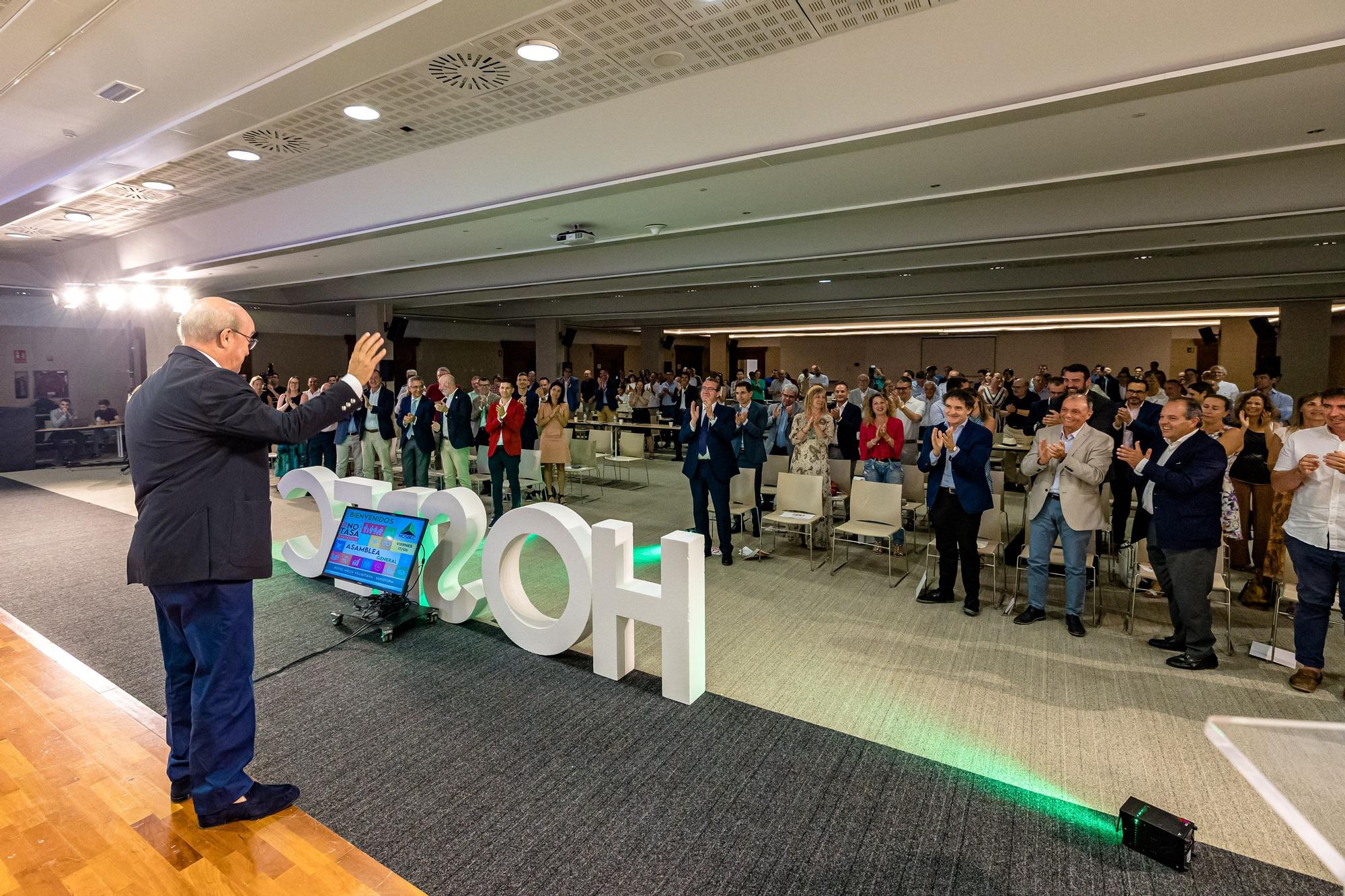 Algunos conocían la noticia y otros la han conocido durante el tradicional discurso. Toni Mayor, presidente de Hosbec, dejará de serlo tras 14 años en el cargo. Mayor lo ha anunciado antes un auditorio lleno y durante la asamblea anual de la entidad turística celebrada este viernes en Benidorm.