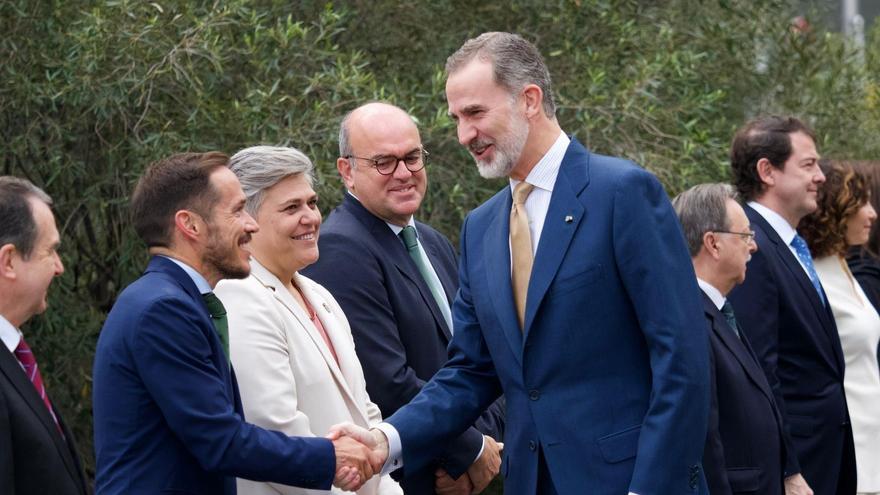El Rey Felipe VI saluda a Mariano Hernández Zapata